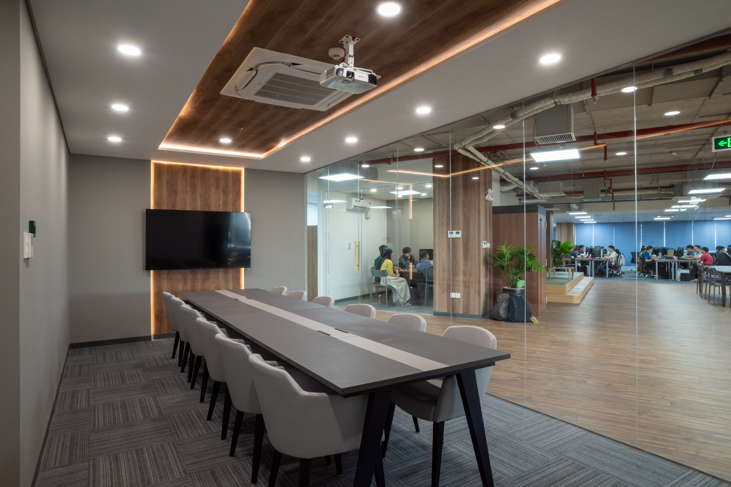 ゲストが会議室からエンジニアの開発風景を一望できるオフィス CUBE SYSTEM VIETNAM様