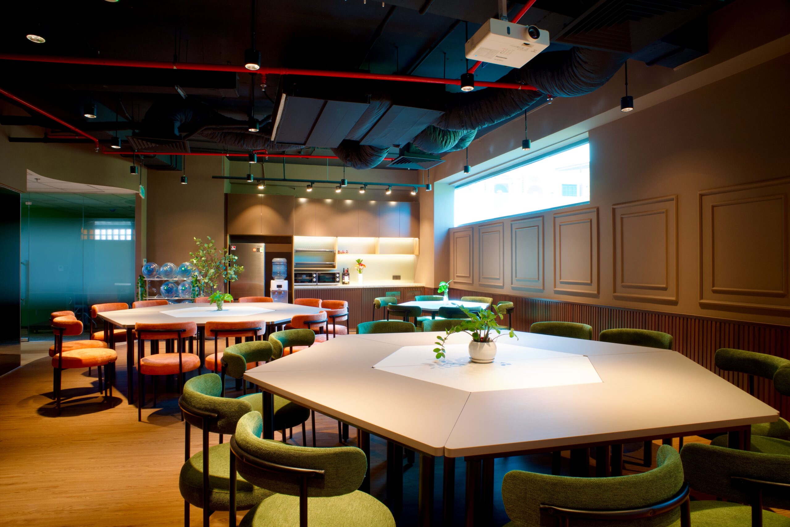 ホテルラウンジの落ち着きをリフレッシュエリアへ実験導入 RAKUS様