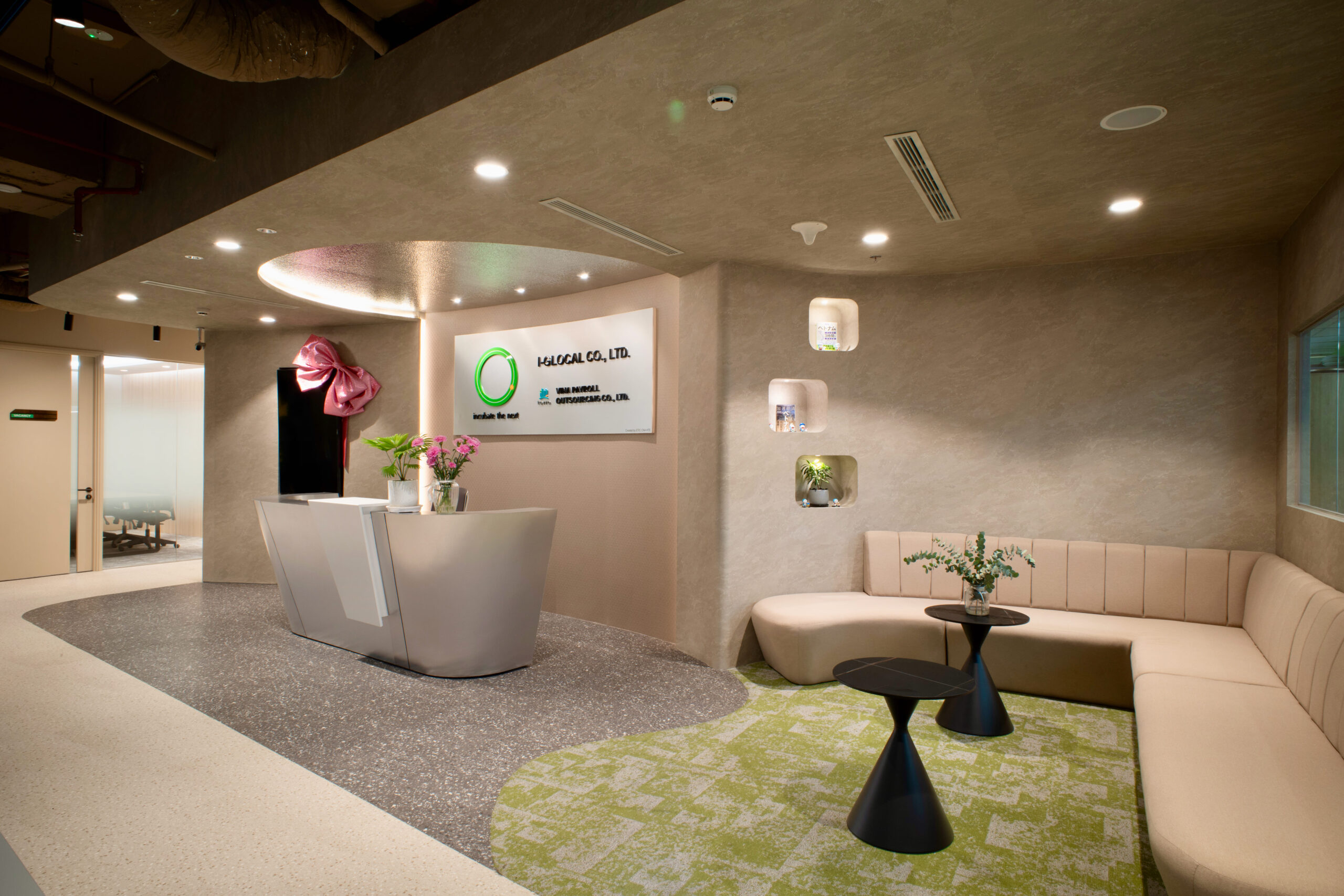 あえてレセプションからスタッフの仕事が見えるつくりに   I-GLOCAL様