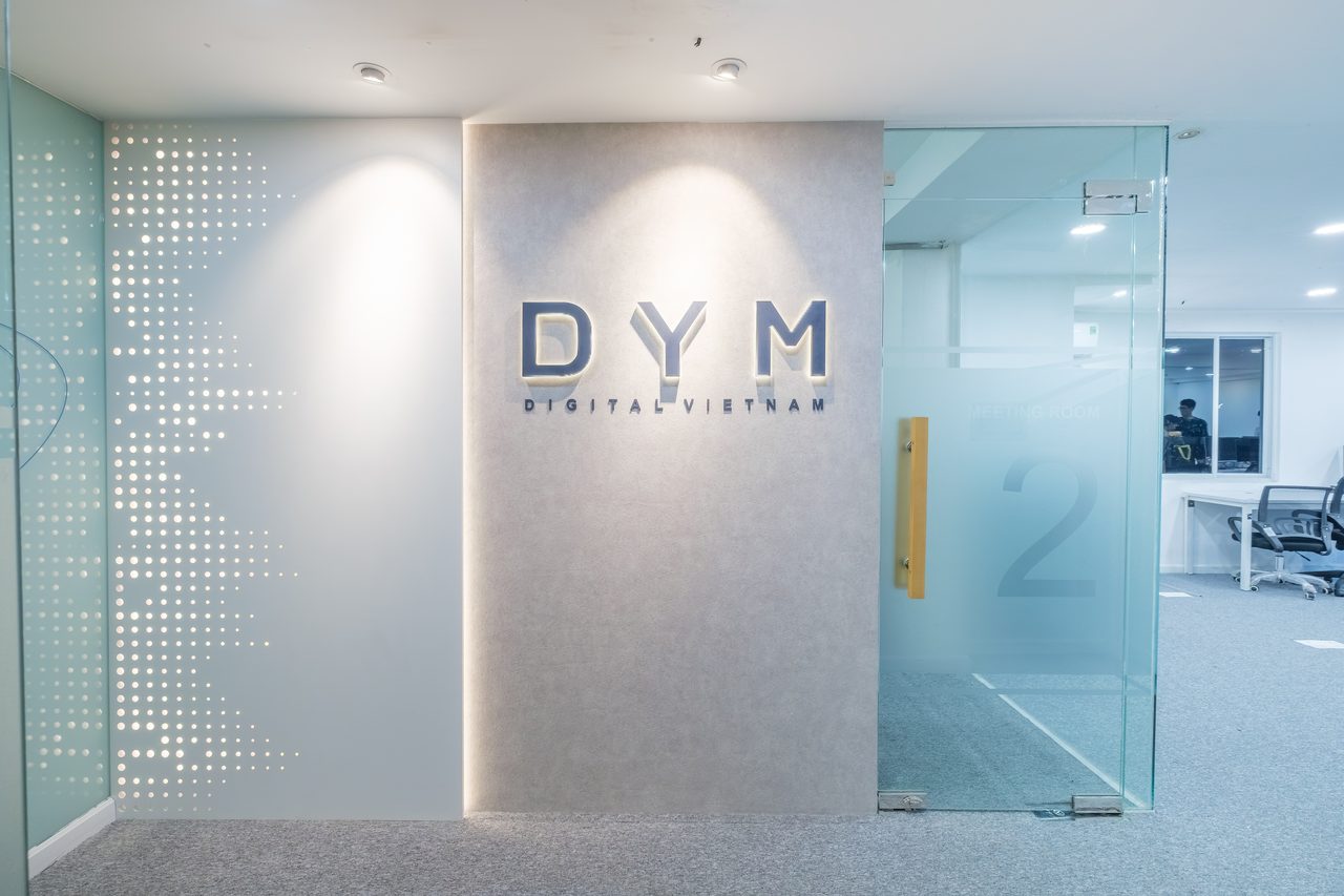 DYM VIETNAM 様｜マーケティング事業分社化の節目に、エントランスまわりのデザインを一新