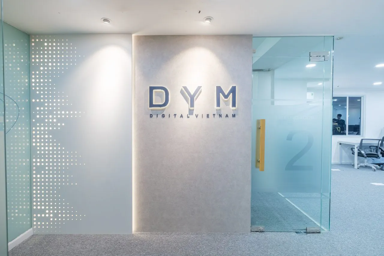 DYM VIETNAM 様｜マーケティング事業分社化の節目に、エントランスまわりのデザインを一新